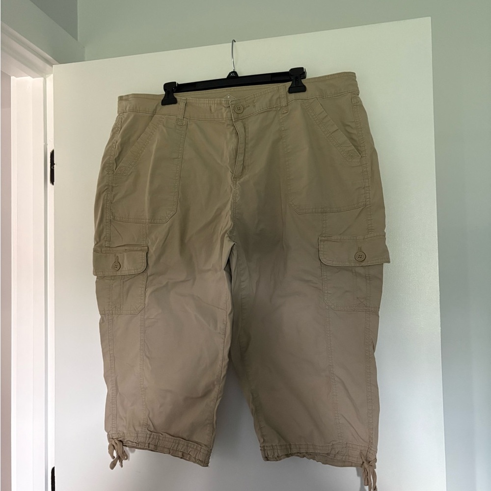 St John’s Bay Tan Cargo capris 20W
